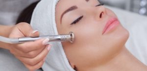 Read more about the article Best Facial Treatment for Glowing Skin in Parlor or At Home: For Men and Women
