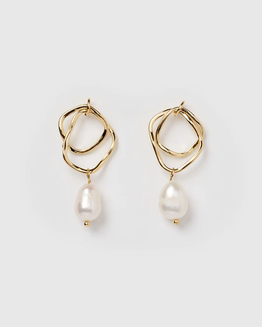 Read more about the article Enhance Your Elegance with Pearl and Gold Earrings
