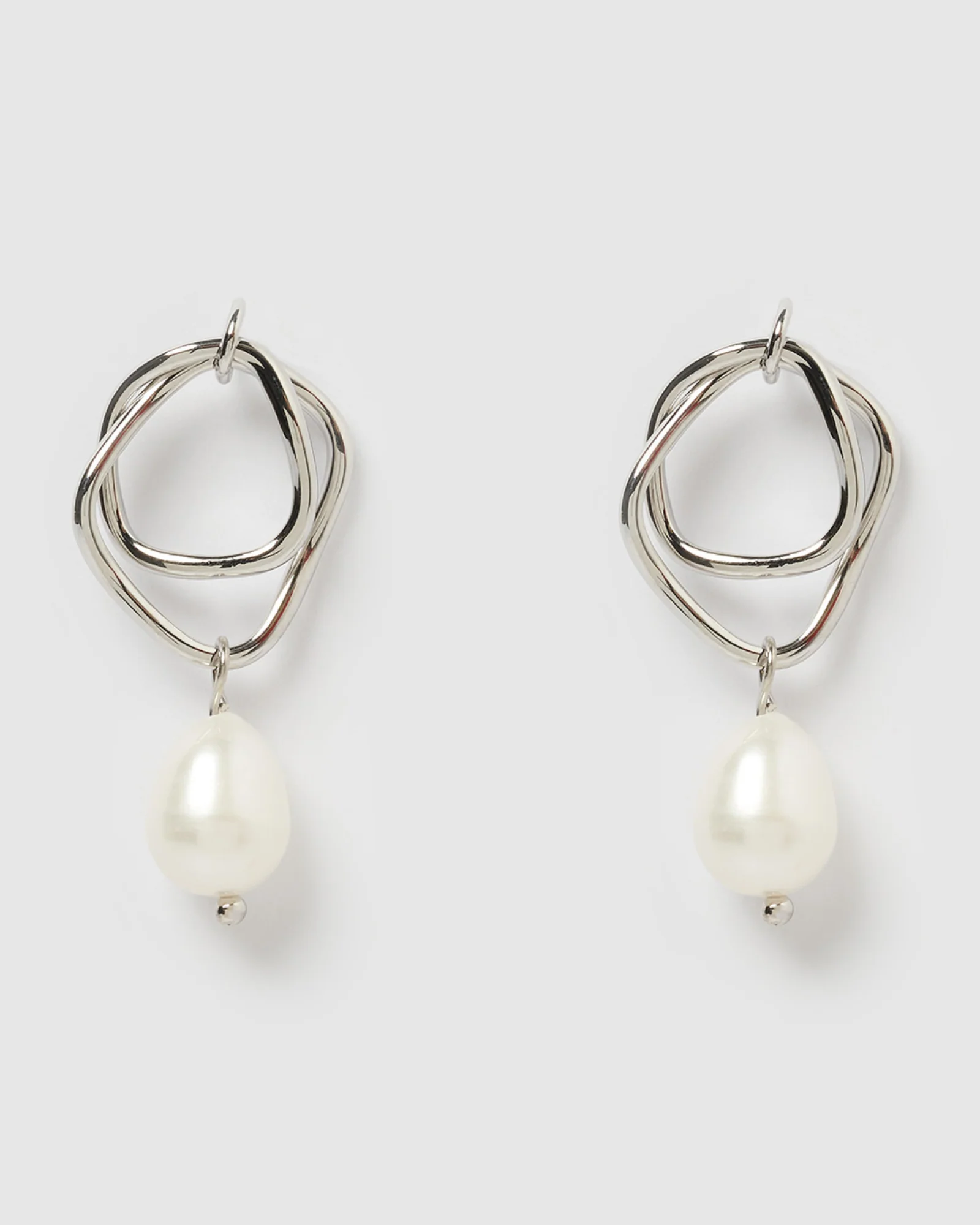 Read more about the article Timeless Elegance: The Allure of Silver and Pearl Earrings