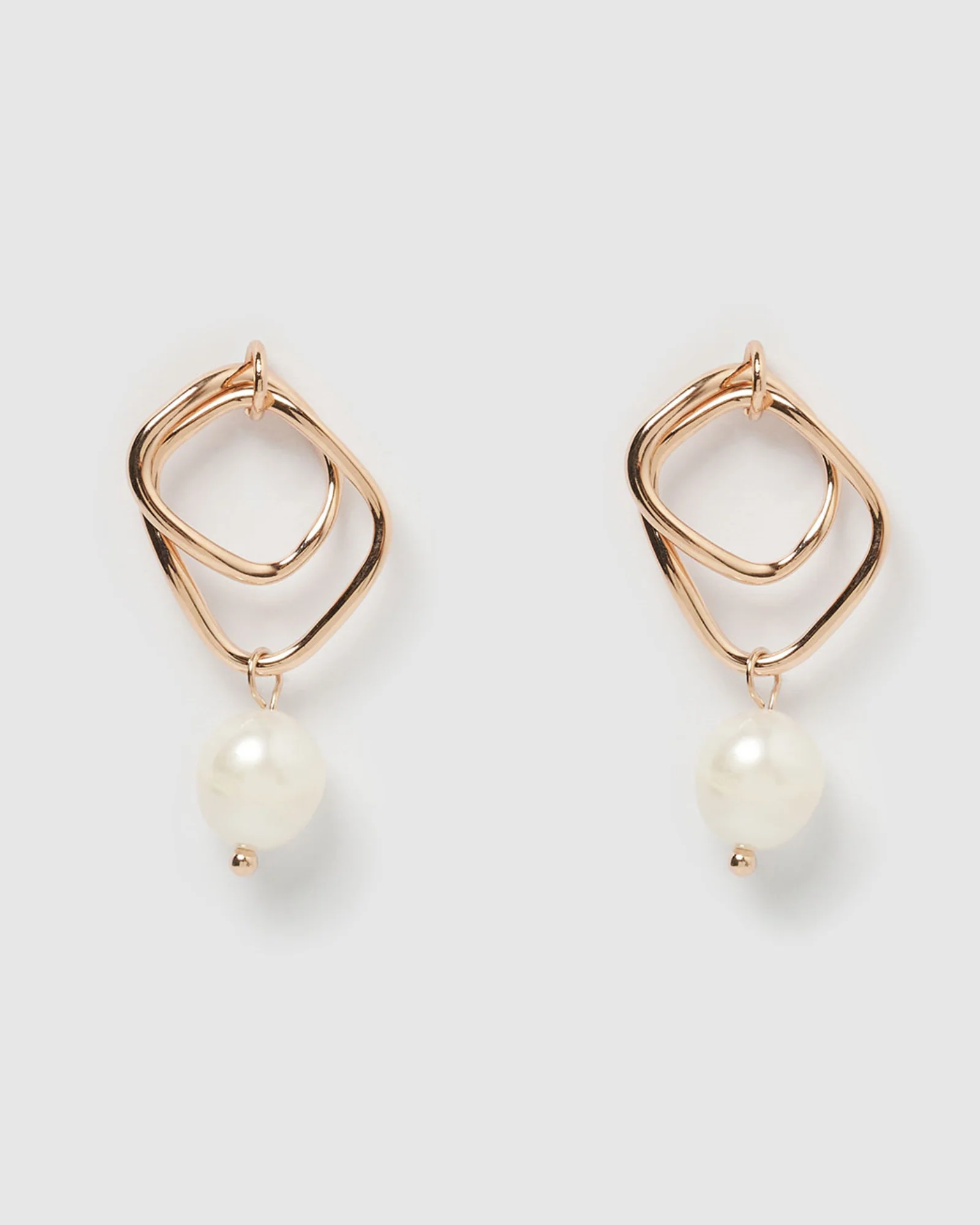 Read more about the article Rose Gold and Pearl Earrings: Elevate Your Style with Timeless Elegance