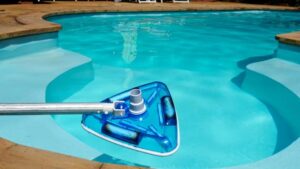 Read more about the article 5 Signs You Need Professional Pool Service in Frisco