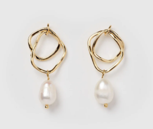 Read more about the article Why Pink Pearl Earrings Are a Must-Have in Your Collection?